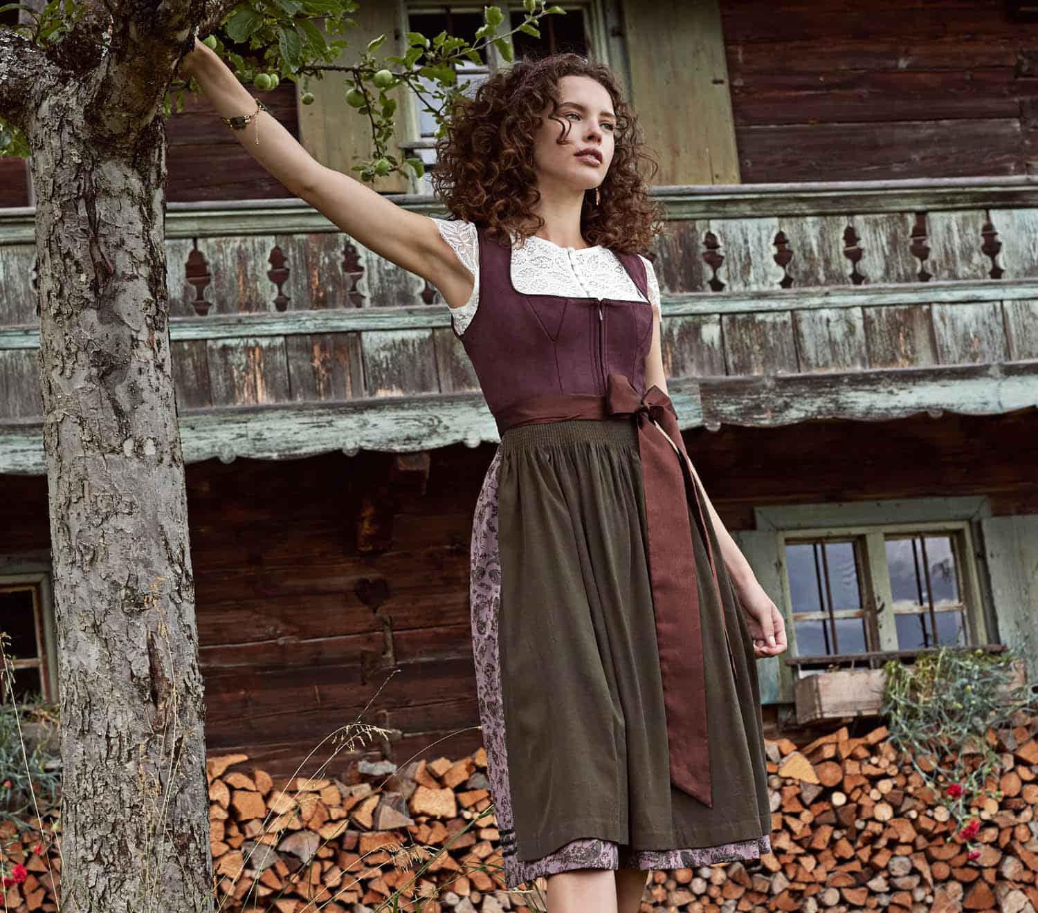 Dirndl richtig anziehen: So sollte deine Tracht sitzen