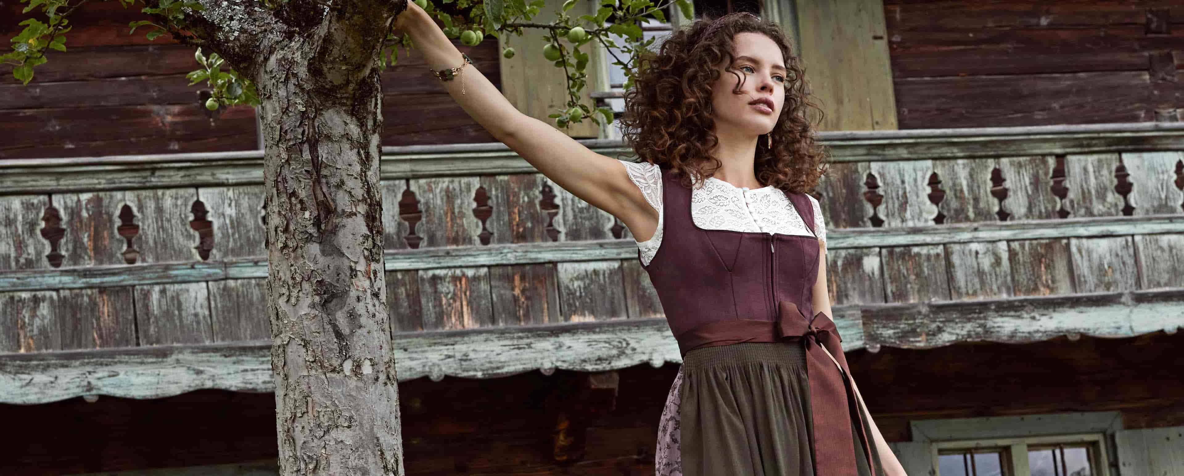 Dirndl richtig anziehen: So sollte deine Tracht sitzen